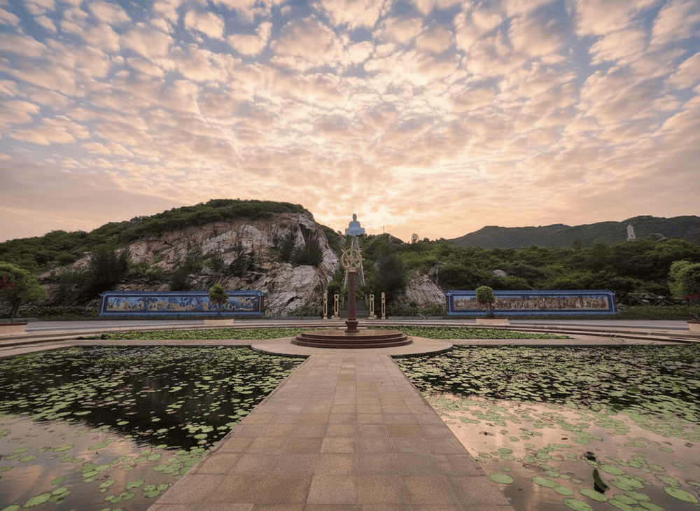 Khu vực chân núi trước đường lên chùa